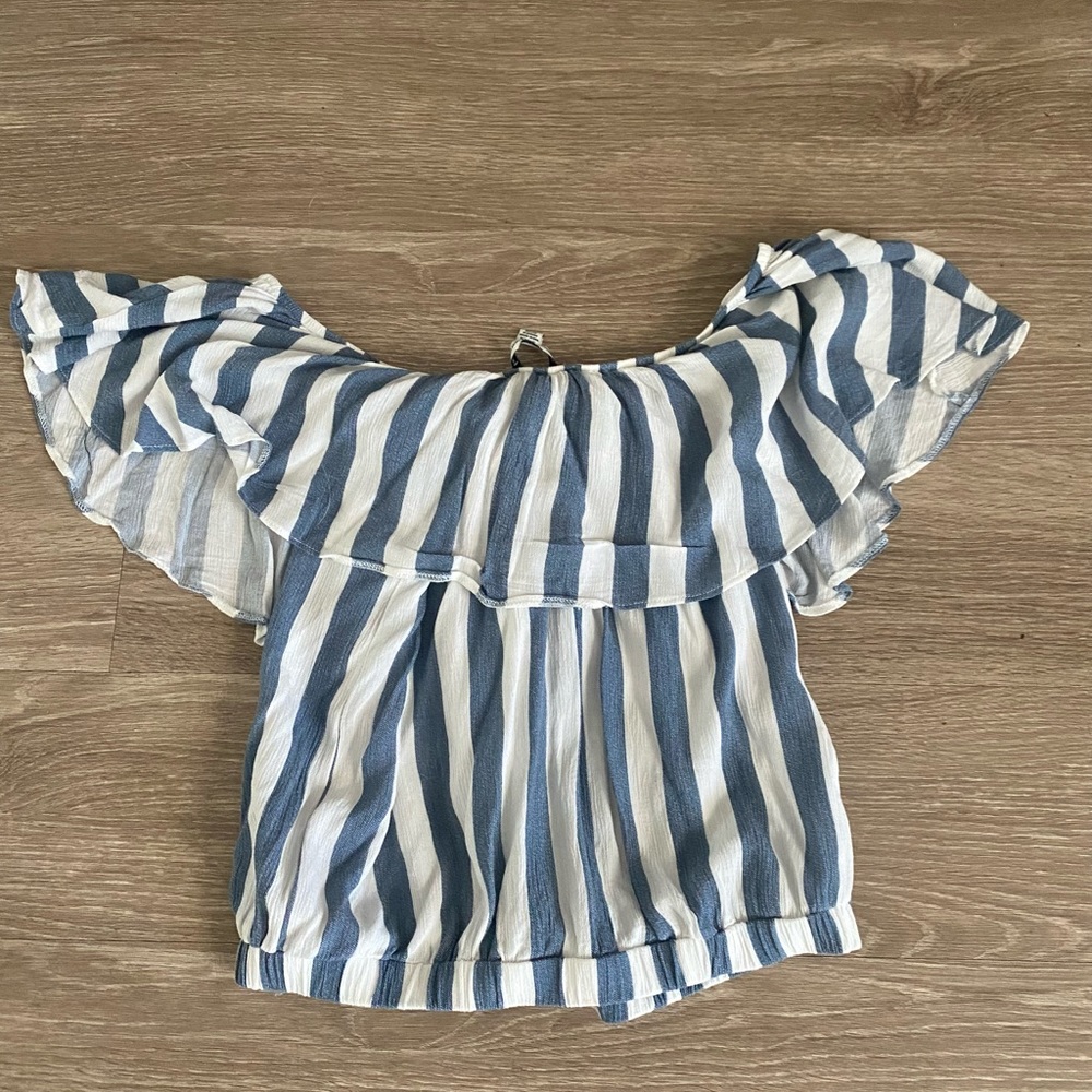 American Eagle off the shoulder crop shirt! Awesome for the summer time.